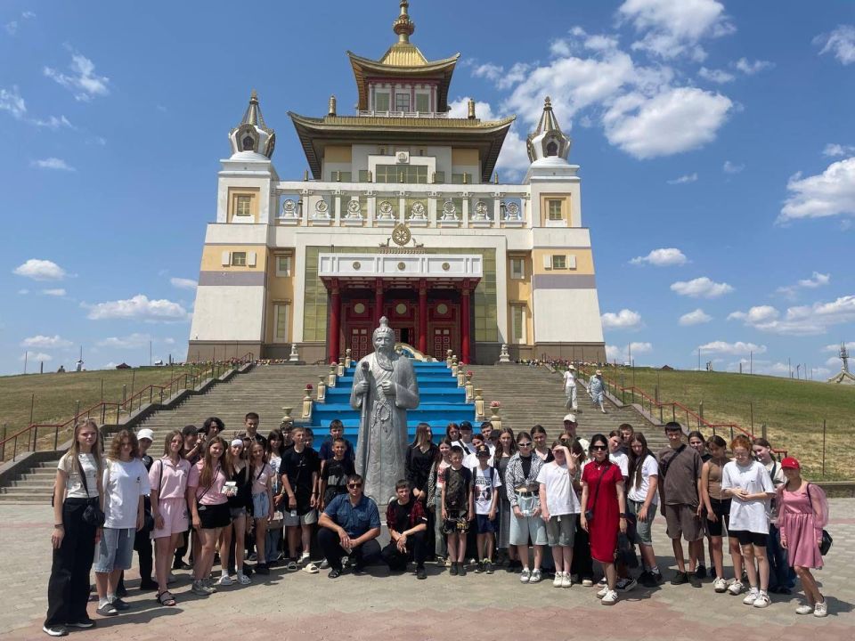 Отдыхающие в Калмыкии дети из Антрацита посетили столицу региона-шефа