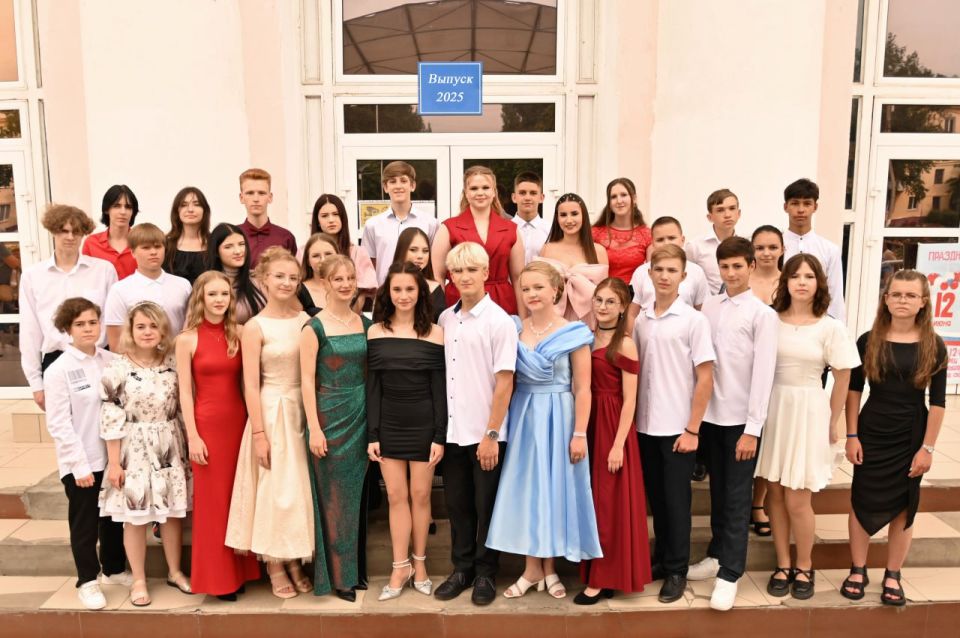 В Большом зале Дворца культуры города Счастье состоялось торжественное вручение свидетельств об окончании Детской школы искусств № 5 города Счастье»