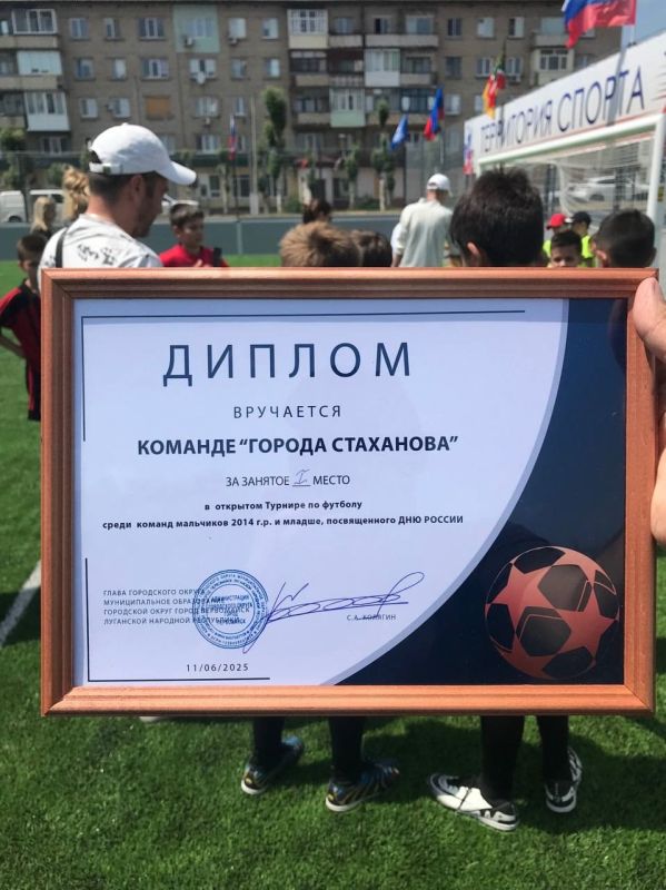 Стахановская команда стала победителем открытого турнира по футболу в Первомайске