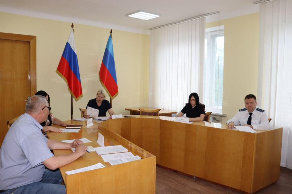 В Администрации города Стаханова обсудили меры по защите прав несовершеннолетних