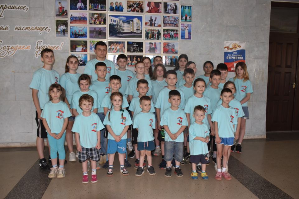 От депутатов – детям! Бесплатный показ мультфильма для 29 ребят из отделенияпо работе с несовершеннолетними ГКУ ЛНР «Семейный центр» г.Стаханова был организован в Брянке