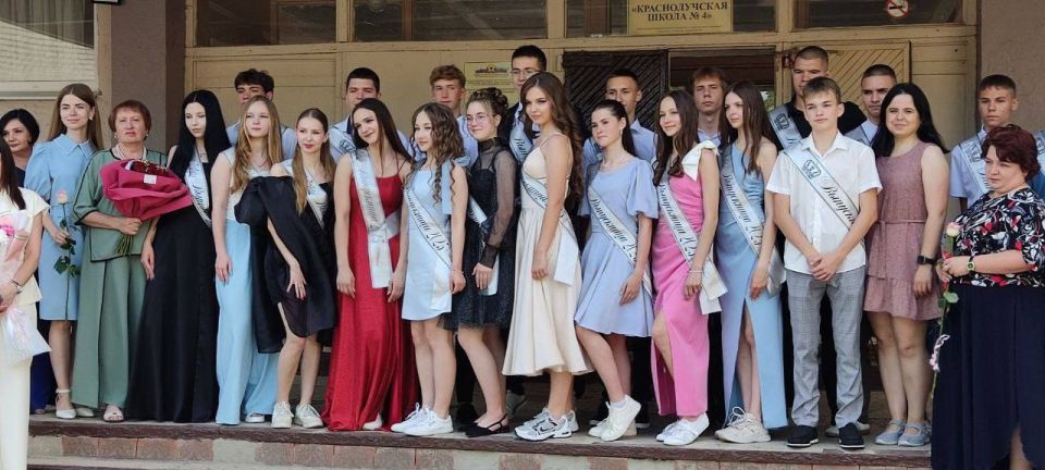 В Краснолучском округе стартовал сезон выпускных вечеров