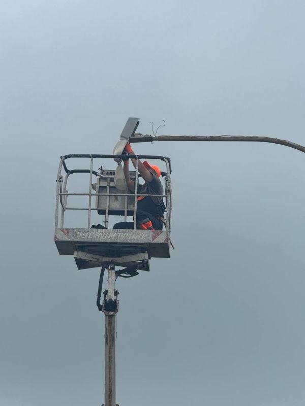 Сергей Козенко: В Краснодонском муниципальном округе сотрудники МУП «Дорожно-эксплуатационное управление» продолжают активные работы по восстановлению освещения на дорогах, включая путепровод и прилегающие к нему участки