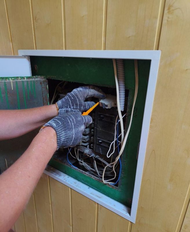 Электрики Удмуртии провели планово-профилактические работы в Отделе МВД Лутугино