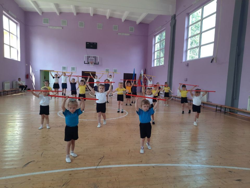 Накануне праздника День России На базе ЛСШ 27 обучающиеся школы провели совместную утреннюю разминку с воспитанниками детского сада №8 "Светлячок"