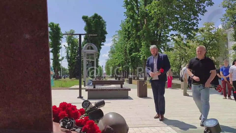 Общественники Луганска и представители СМИ в 11-ю годовщину со дня трагической гибели российских журналистов Всероссийской государственной телевизионной и радиовещательной компании (ВГТРК) Игоря Корнелюка и Антона Волошина...