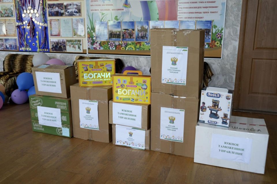 Южнороссийские таможенники передали благотворительную помощь детскому дому в Лутугино