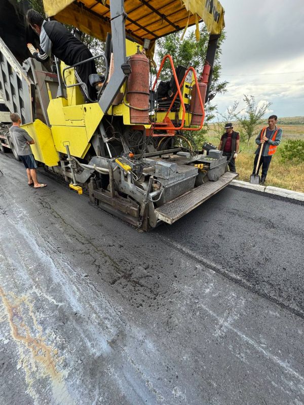 Сергей Козенко: В поселке Новосветловка специалистами МУП «Дорожно-эксплуатационное управление» продолжаются ремонтные работы и обновление дорожного покрытия