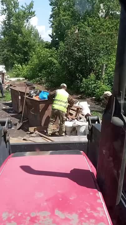 Андрей Рубанцов: Коммунальные службы продолжают борьбу с несанкционированными свалками крупногабаритного мусора на территории города