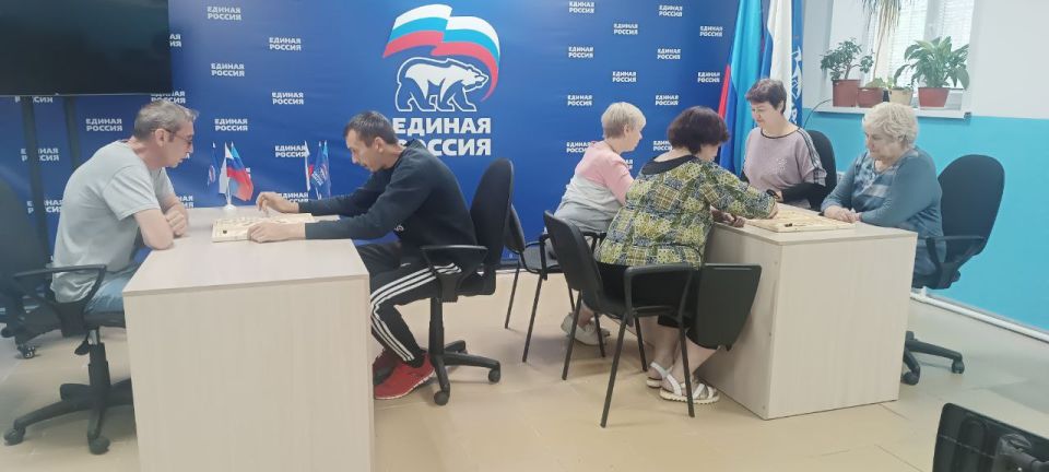 В рамках спортивного марафона «Сила России» «Единая Россия» организовала турнир по нардам для жителей города Рубежное