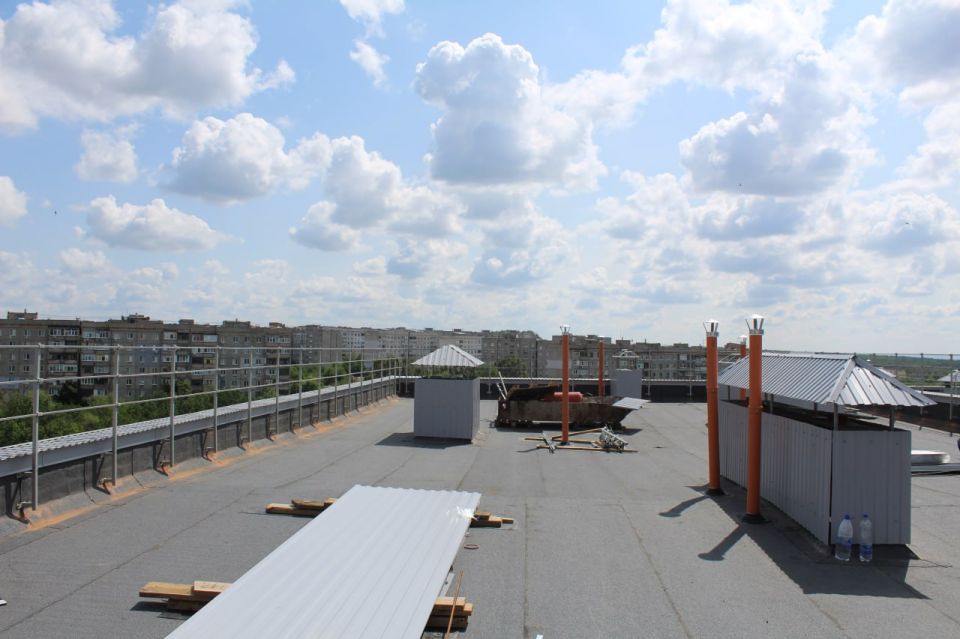 Сергей Козенко: В рамках специального инфраструктурного проекта специалисты подрядной организации ООО СК «СТИЛЛ» продолжают работы по капитальному ремонту мягкой кровли многоквартирного жилого дома на квартале Шевченко, д....