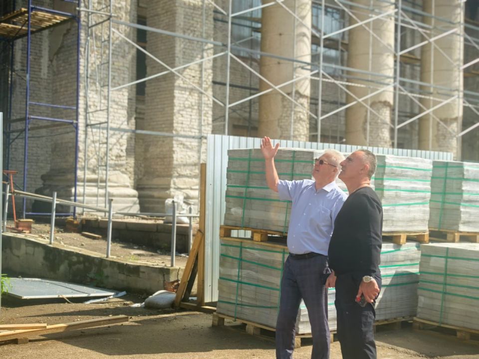 Сергей Козенко: В Краснодоне продолжаются масштабные работы по ремонту фасада Дворца культуры имени «Молодой гвардии»