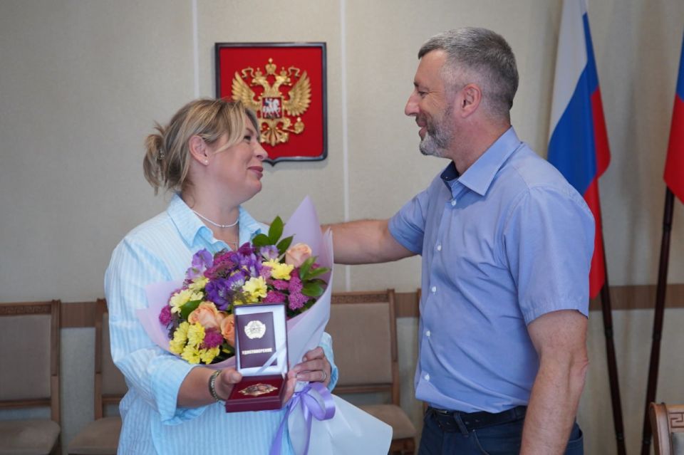 Андрей Сухачев: Для меня было большой честью вручить Евгении Петровой, руководителю арт-резиденции "Каменка" (г.Красноярск), от Главы ЛНР Л.И. Пасечника почетную награду "От благодарного народа ЛНР"