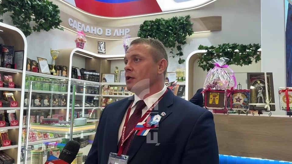 Компания «Агросфера» - единственное предприятие в Донбассе и Новороссии, которое рискнуло и построило современный свинокомплекс в ЛНР, а сегодня участвует со своей продукцией в ПМЭФ - гендиректор Виктор Нагородный