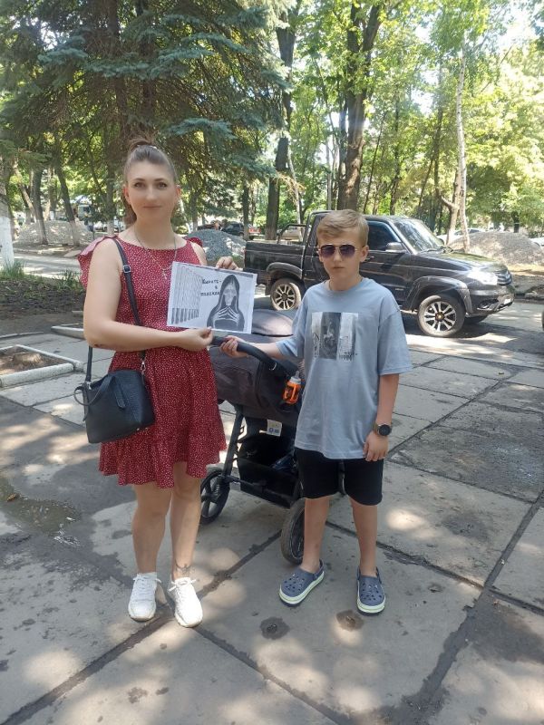 Работники Дворца культуры прошлись по улицам города, проводя акцию "Ударим юмором по сигаретам!" Использование юмора — отличный способ привлечь внимание и донести какую-либо важную информацию