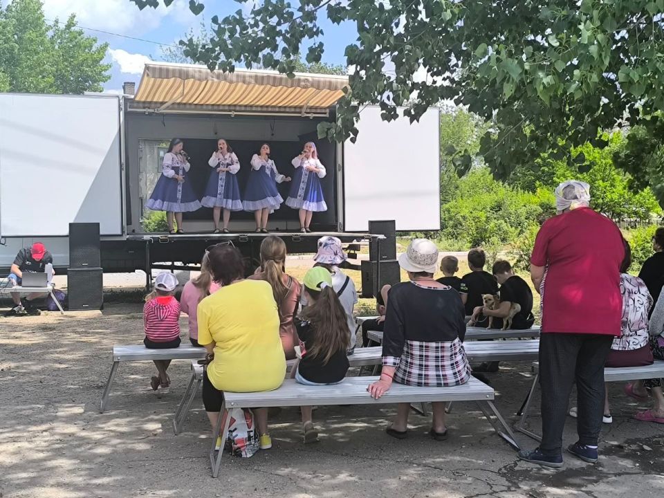В поселке Урало-Кавказ состоялся концерт с участием передвижного автоклуба