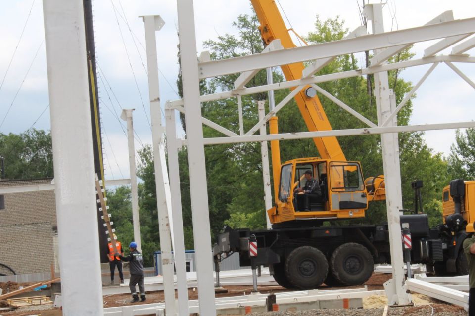 Сергей Козенко: В Краснодоне в рамках специального инфраструктурного проекта в сотрудничестве с Тюменской областью продолжается строительство модульного здания подстанции скорой помощи, что, безусловно, станет значимым шагом...