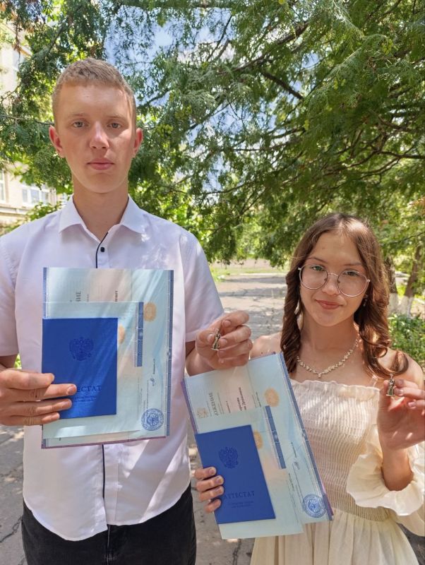 В ГБОУ ЛНР "СЛСШ с. Чугинка" произошло знаменательное событие – выпускникам 11 класса Бондаренко Никите и Морозовой Ангелине, проявившим себя в учебе, спорте и общественной жизни, были вручены значки «Луганский характер....