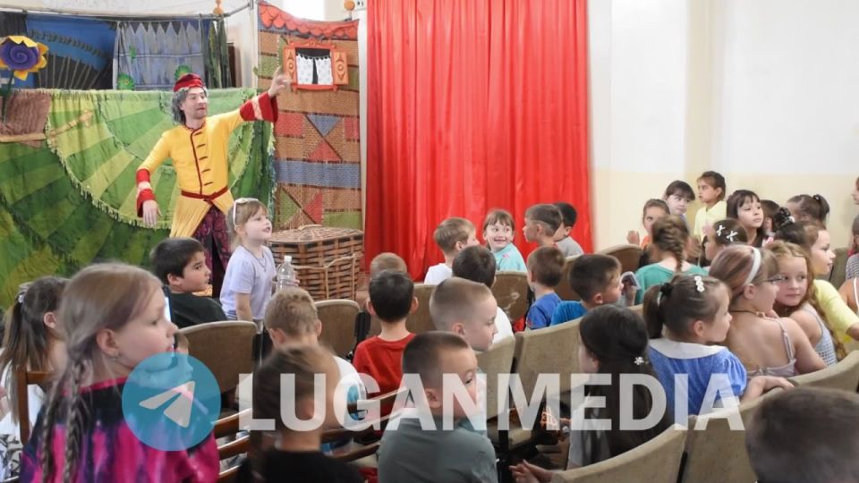 Юные жители города Кировска посетили спектакль-провокацию «Федоткины смешинки, Федулкины страшилки», представленный Иркутским областным театром кукол «Аистенок»