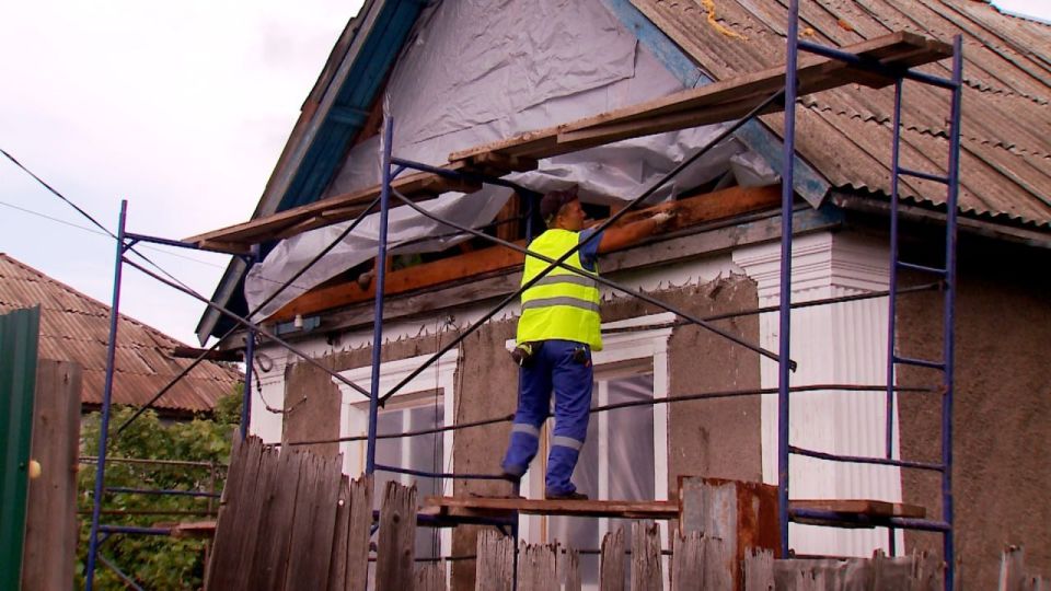 В посёлке Краснодоне тюменские строители ведут восстановление домовладений, которые пострадали после прилёта ракет, выпущенных военными ВСУ 1 июня