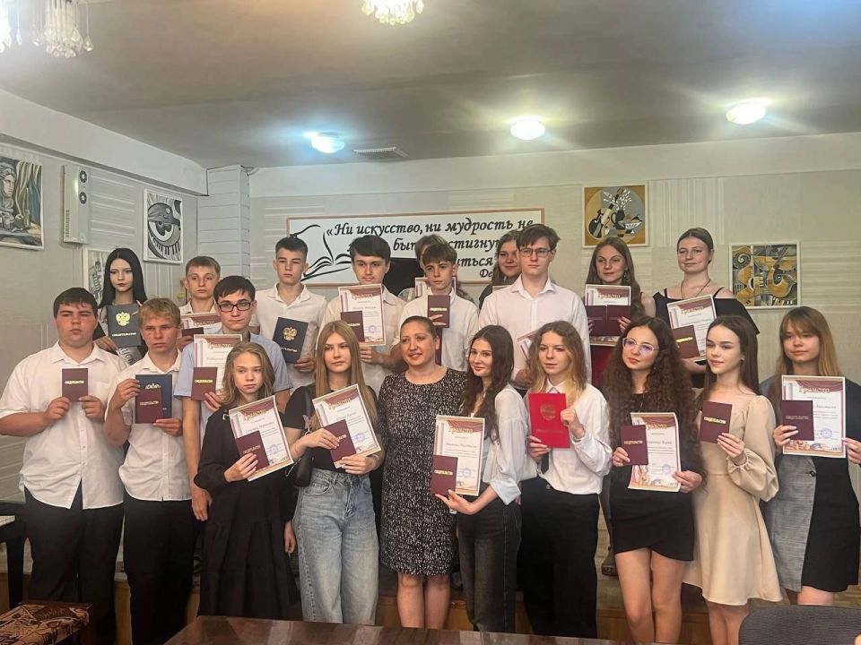 В Краснолучской ДШИ прошло торжественное вручение свидетельств выпускникам