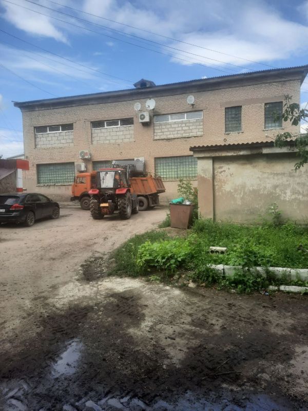 В Ровеньках продолжается обрезка и удаление аварийноопасных зеленых насаждений