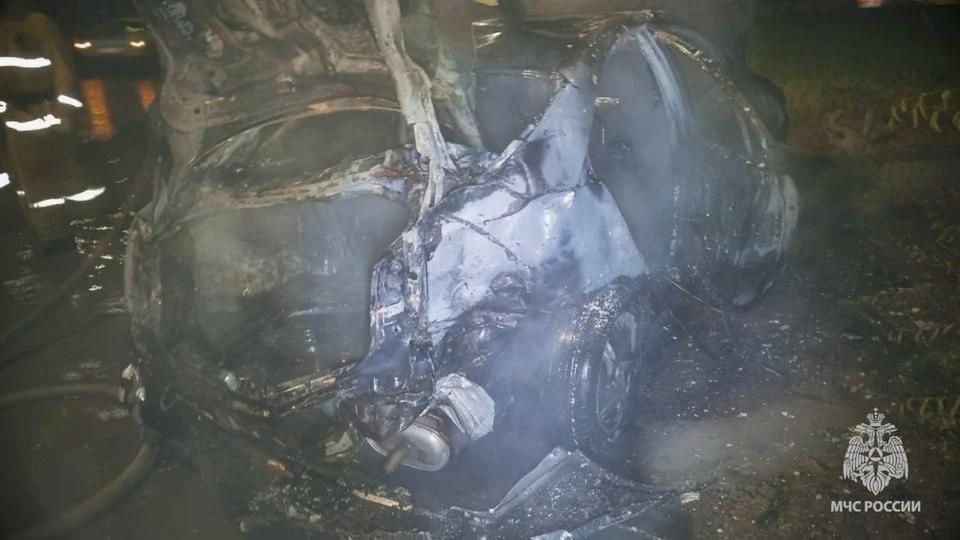 В Луганске спасатели МЧС потушили горящий автомобиль