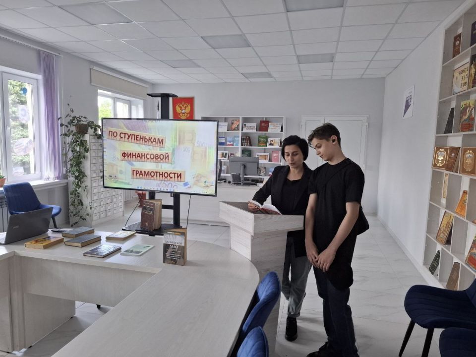 Андрей Рубанцов: В центральной библиотеке им. Г.Сковороды города Ровеньки стартовал 5 этап Всероссийской просветительской эстафеты "Мои финансы", посвященный теме "Финансовая безопасность для всей семьи: защити свои деньги"