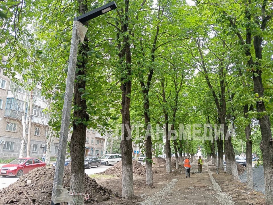 В Ровеньках продолжаются работы по благоустройству аллеи