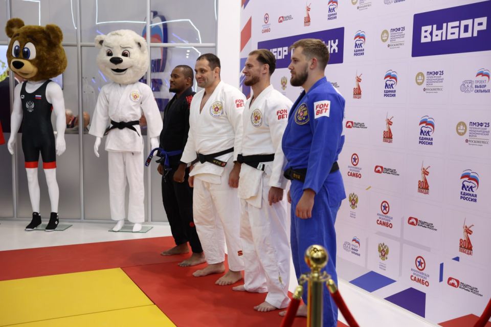 Владимир Якушев открыл работу стенда Единой России «Выбор сильных» на ПМЭФ