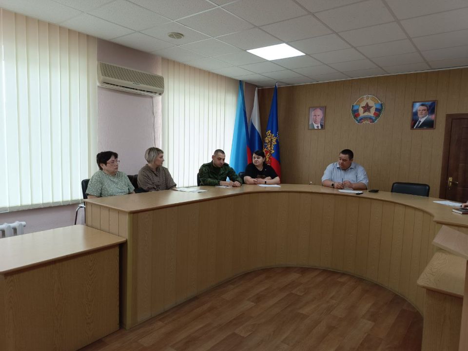 Сегодня в Администрации городского округа город Ровеньки Глава городского округа провел встречу с семьями военнослужащих, погибших, выполняя свой долг в зоне специальной военной операции, что особенно актуально в Год...