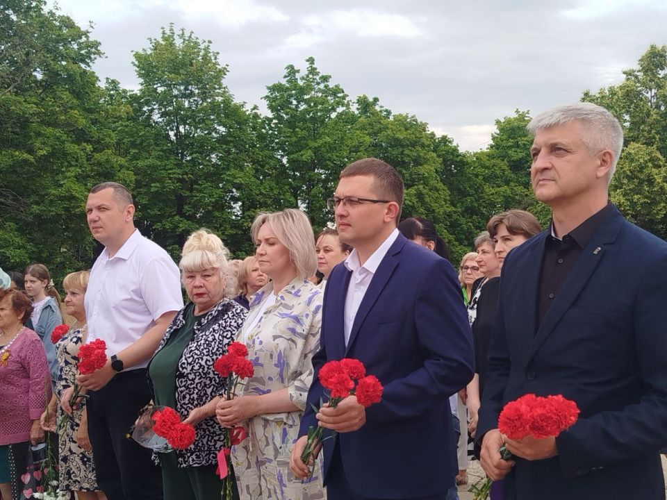 Евгений Морозов: Сегодня, в канун одной из самых трагических дат нашей истории — Дня памяти и скорби, возложил цветы к подножию памятника Неизвестному солдату мемориала «Землякам нашим, за Родину павшим…»