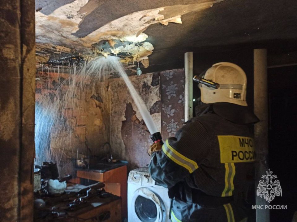 В Луганске пожарные МЧС ликвидировали пожар в частном доме