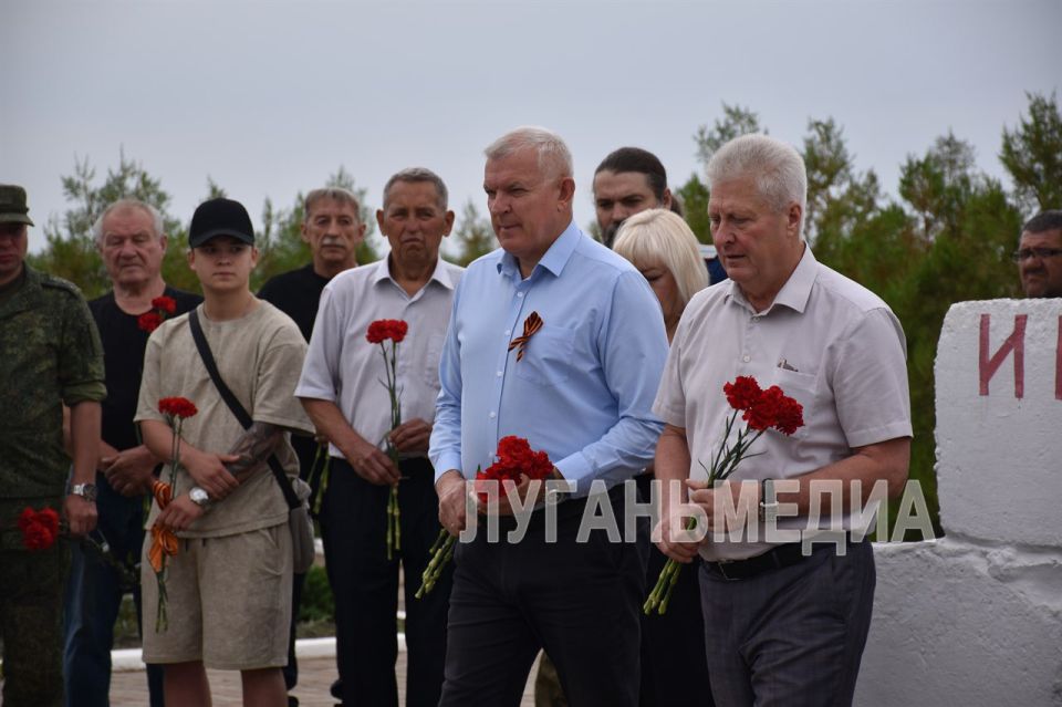 В Краснодоне почтили память краснодонских ополченцев и бойцов Народной милиции ЛНР