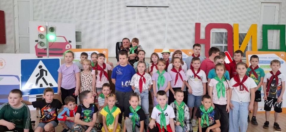 Сотрудники Госавтоинспекции провели увлекательное путешествие детворы в мир Правил дорожного движения