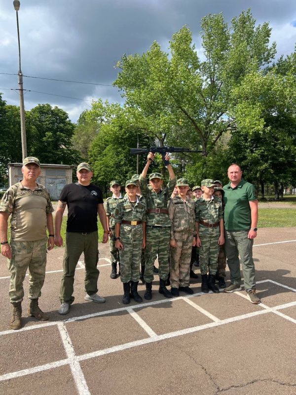 Андрей Викторович Скрипник, атаман казачьего общества "Станица Кременная", председателя фонда "Русская Весна", активно занимается развитием патриотической работы в Луганской Народной Республике