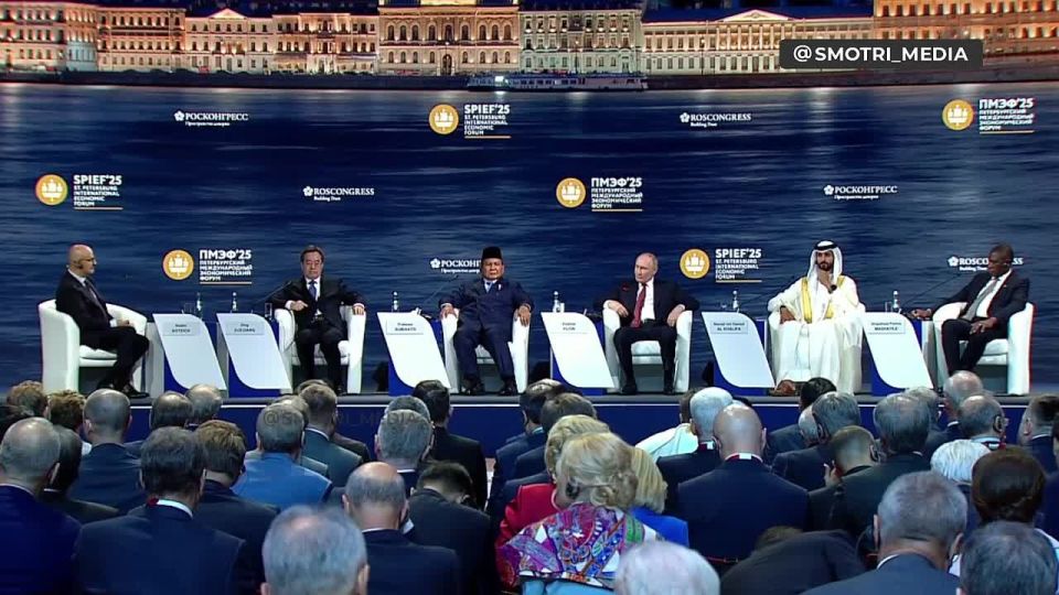 Владимир Путин на полях ПМЭФ-2025: