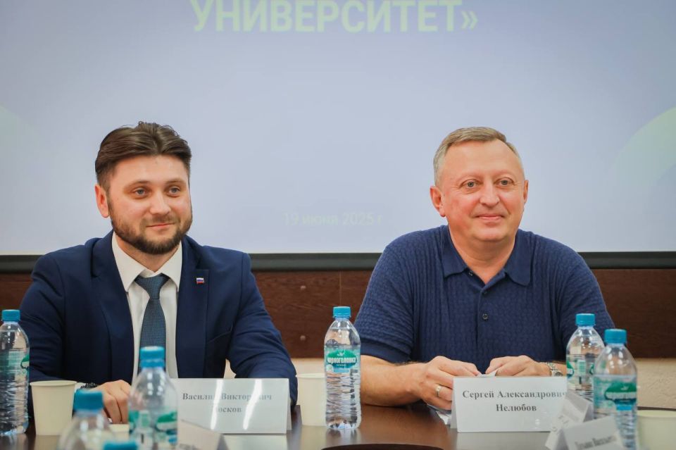 Василий Носков: Точка сбора в НГПУ. Вместе с и.о. ректора Сергеем Александровичем Нелюбовым и лидерами студенческих объединений мы обсудили самые насущные темы: добровольчество, студенческое самоуправление, патриотические...