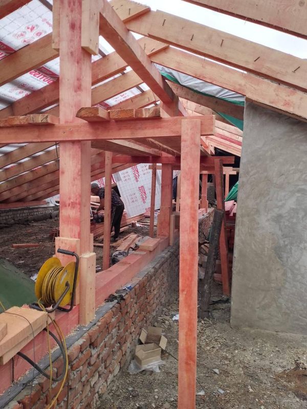 В Лутугино ульяновские строители продолжают капитальный ремонт многоквартирного жилого дома