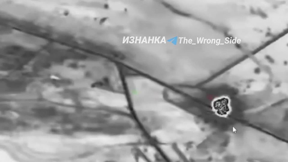 Новые кадры показывают удары дронов “Герань” по мостам в районах Шахово и Владимировка, пункту управления БпЛА ВСУ в Яблоновке и лагерю подготовки ОТГ “Донецк” в Попасном с детонацией боекомплекта — видео опубликовал канал...