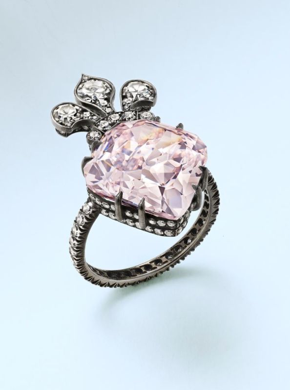 Некогда принадлежавший французской королеве Марии-Антуанетте редкий 10-каратный бриллиант продали на аукционе Christie's почти за $14 млн