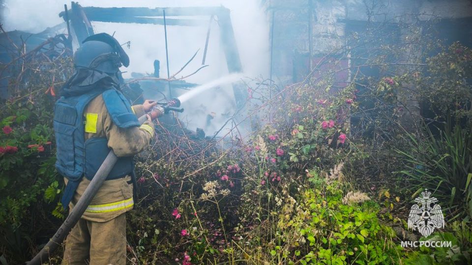 Спасатели МЧС России ликвидировали пожар в Лисичанске