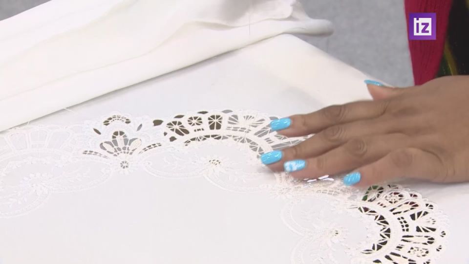 Главный исполнительный директор государственного алмазного трейдера ЮАР Нозифиво Мзамо, прибывшая на ПМЭФ, присоединилась к мастер-классу по кружевоплетению прямо у Рязанского стенда