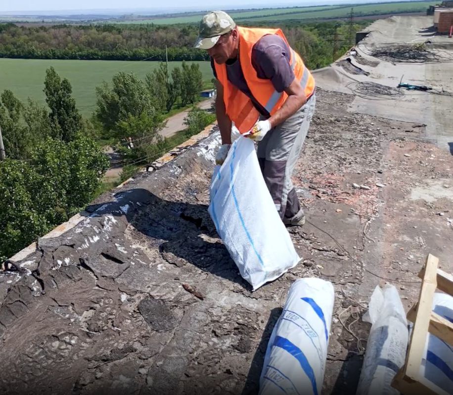 Сергей Козенко: В рамках специального инфраструктурного проекта специалисты Курганской области выполняют капитальный ремонт кровли многоквартирного дома, расположенного по адресу: г. Суходольск, ул. Станиславского, 60