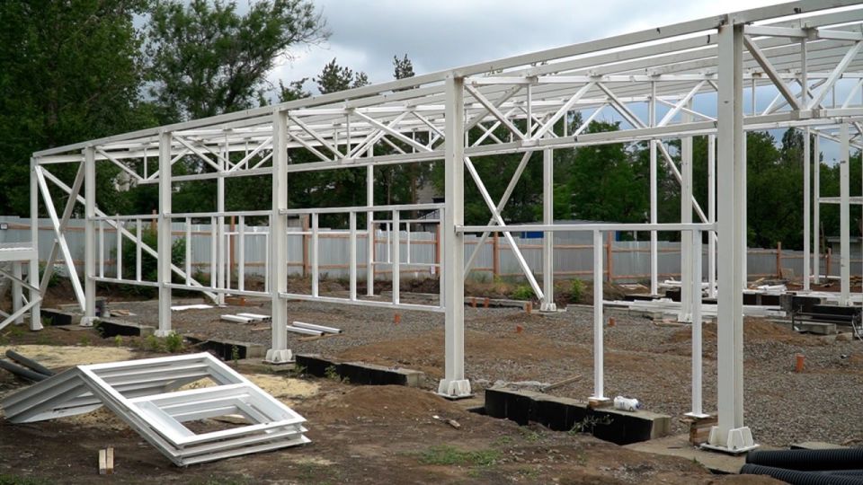 В Краснодоне продолжается строительство здания подстанции скорой медицинской помощи общей площадью 1200 квадратных метров