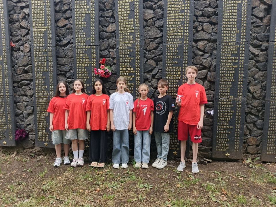 В Брянковской специализированной школе №1 на тематической площадке прошло мероприятие, посвященное Дню скорби и памяти, при содействии советника директора по воспитанию Галины Савчук и педагогов начальной школы Веры...