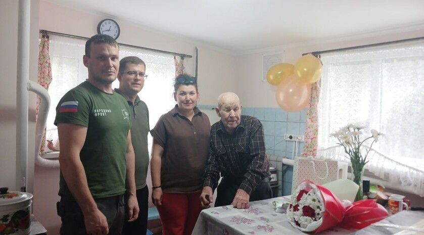 Власти Станично-Луганского района поздравили со 103-летием участника Сталинградской битвы