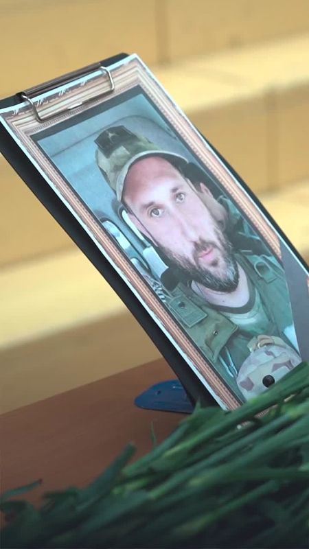 В школах устанавливают Парты Героев: в память о тех, кто отдал жизнь за Родину