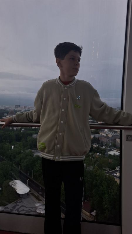 Егор Сергиенко и его наставник Руслан Ляхов прибыли в Москву, готовясь представить Перевальский муниципальный округ на международном конкурсе "Московская сцена"