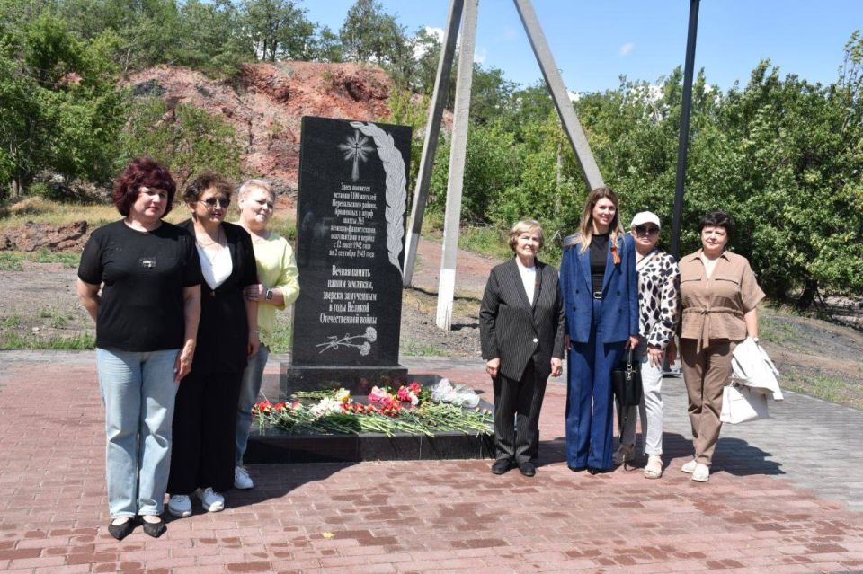 Члены Перевальского отделения Союза женщин России ЛНР возложили цветы к Памятнику погибшим землякам, установленному на месте ствола шахты номер 3, куда в годы Великой Отечественной войны были сброшены 1100 жителей города...